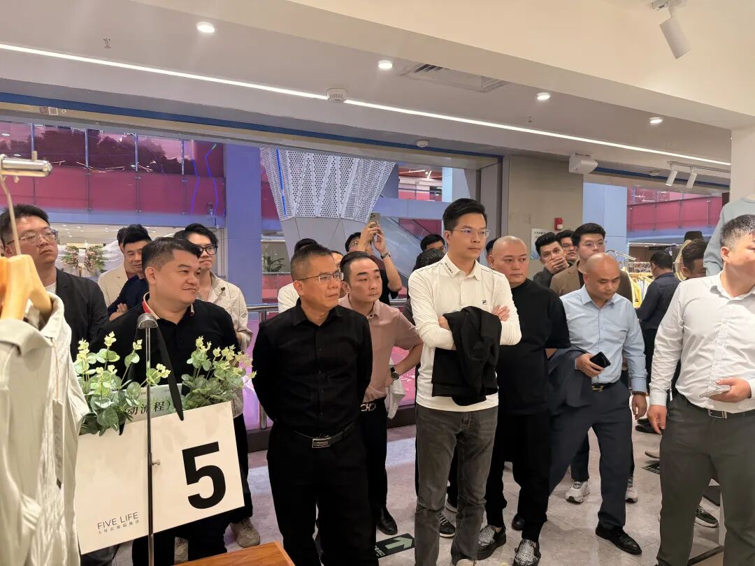 参访五号服装小镇,共探传统专业市场转型升级新路径 - 图6