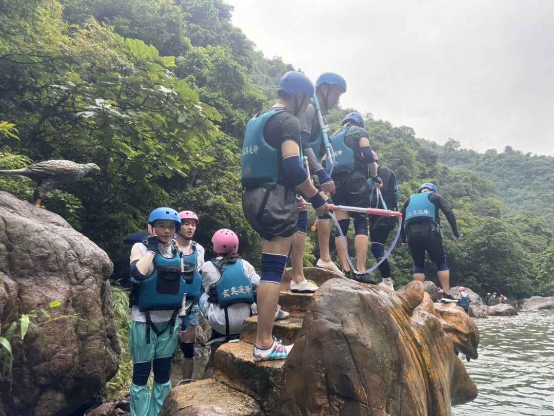 湿身预警成真了!班级团建,我们在"溪降之王"里集体发疯 - 图6