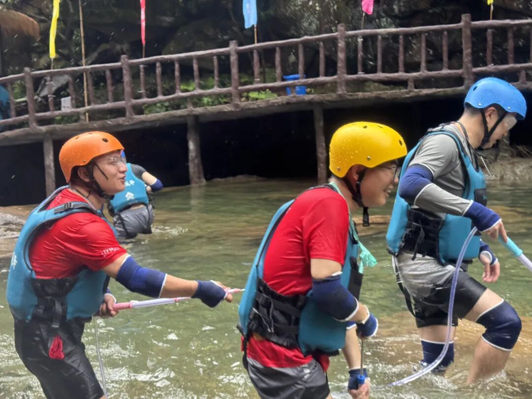 湿身预警成真了!班级团建,我们在"溪降之王"里集体发疯 - 图10