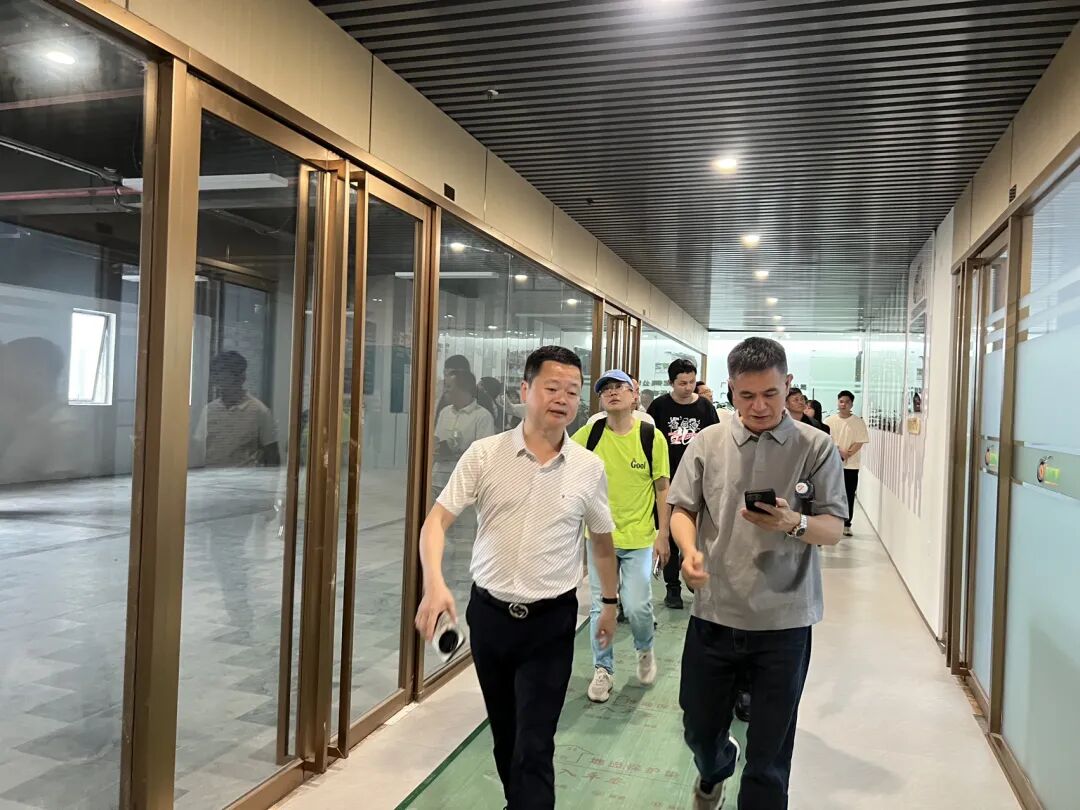 把商场变成“唱片机”?新月广场:在这里,逛街是种“沉浸式听歌” - 图11