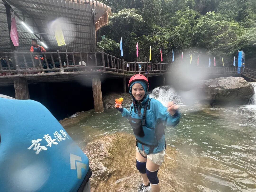 湿身预警成真了!班级团建,我们在"溪降之王"里集体发疯 - 图11