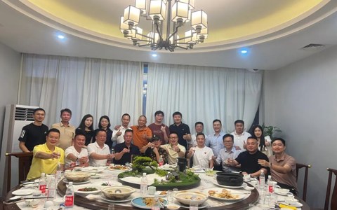 副班长请客!19期潮汕菜聚会,吃着吃着才发现班委里藏着一位建筑总包大佬